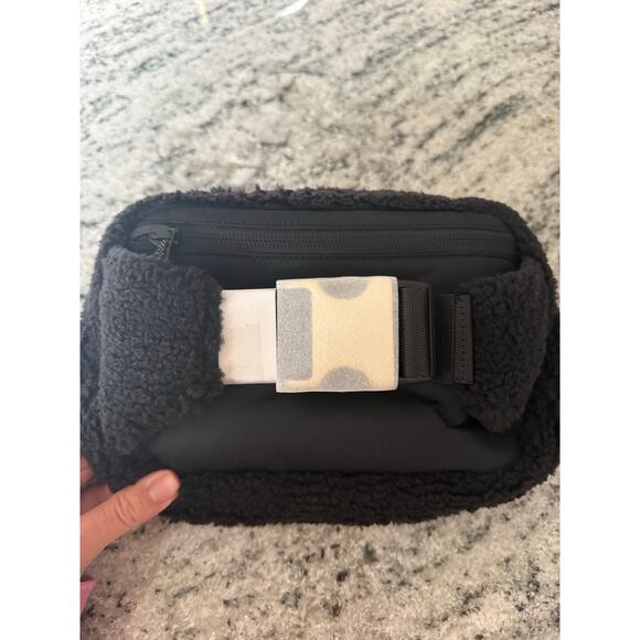 NWT Lululemon Everywhere Belt Bag Fleece 2L Black Large - Picture 8 of 10